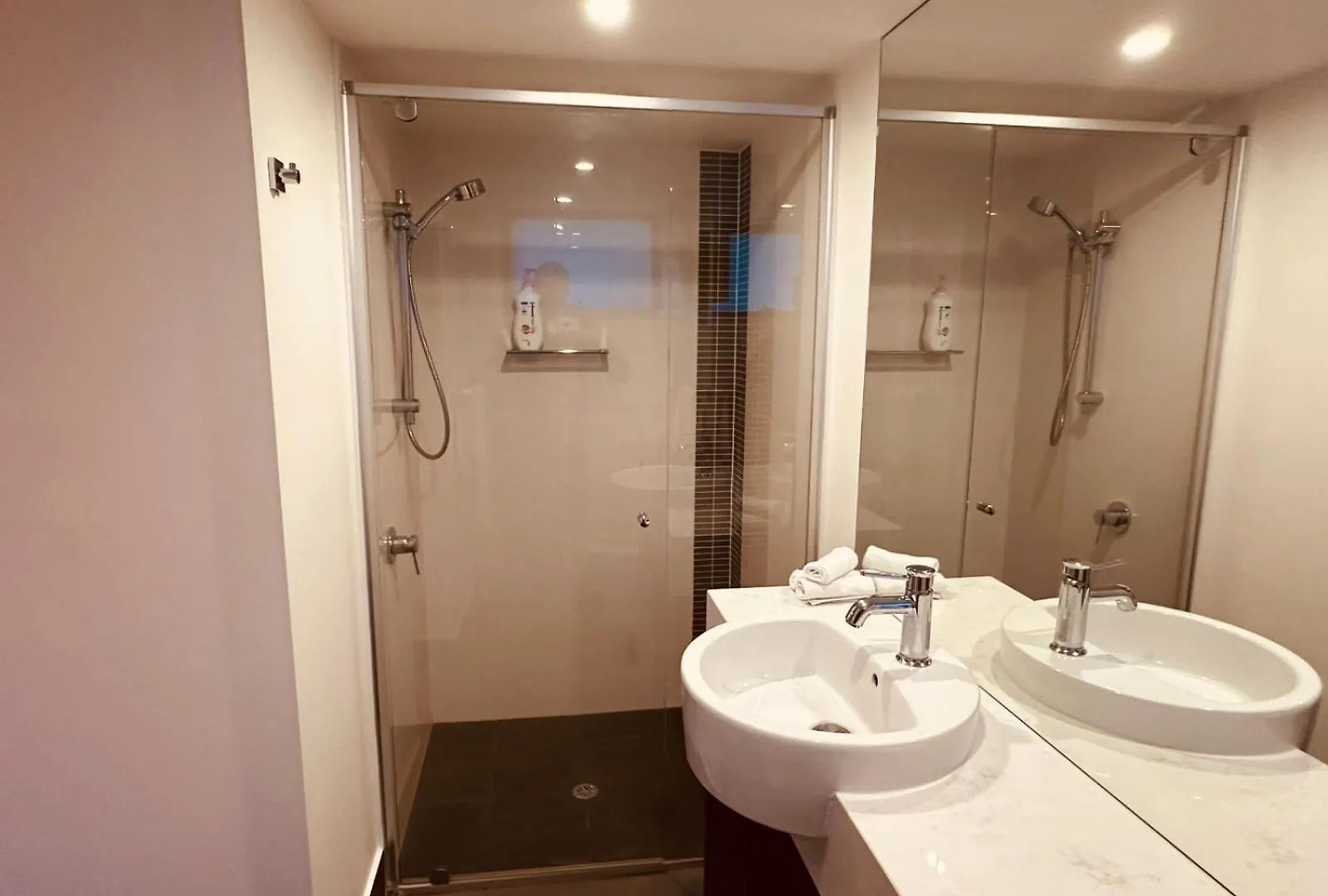 Discover Urban Bliss In Our 1-Bedroom Apartment! City Views And Cultural Gems Brisbane Apartment